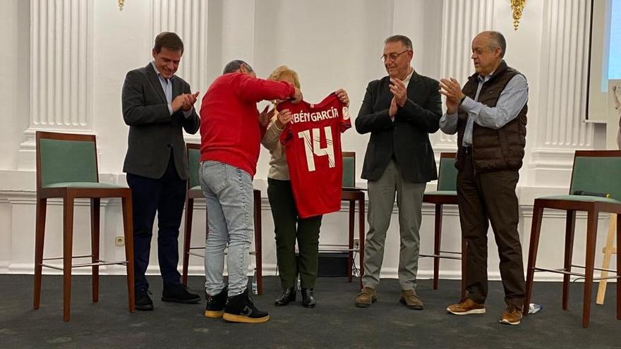 Entrega de la camiseta donada por el futbolista setabense Rubén García.