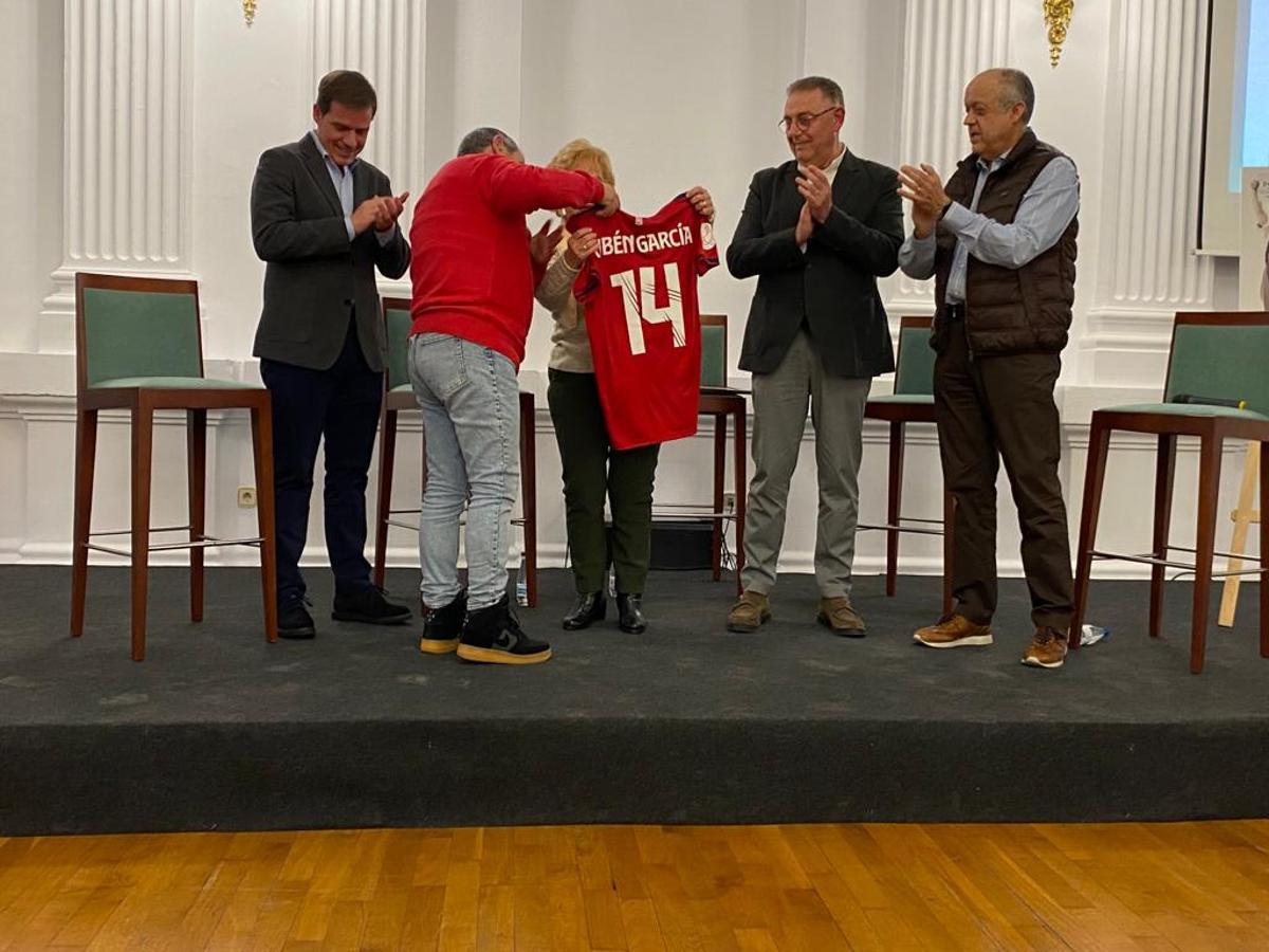 Entrega de la camiseta donada por el futbolista setabense Rubén García.