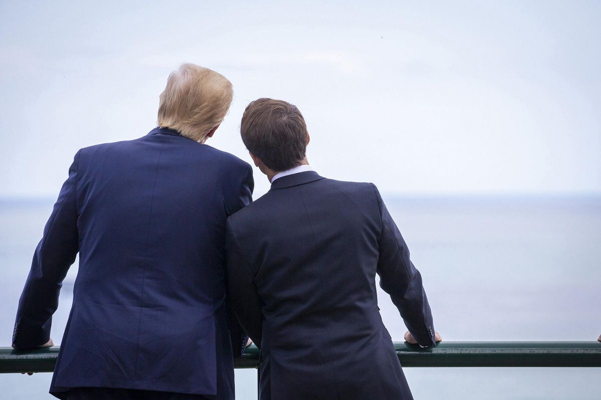 Una de les fotos del 'Visa pour l'image' amb Trump i Macron com a protagonistes