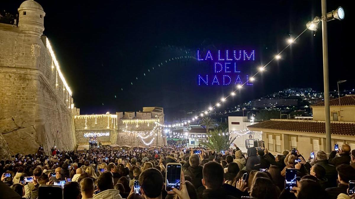 Vídeo: Peñíscola enciende la Navidad con un espectáculo de drones