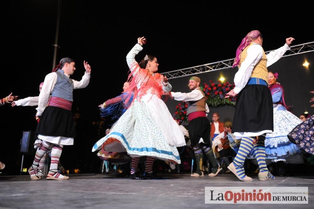 Festival de folclore en el Puente de Hierro