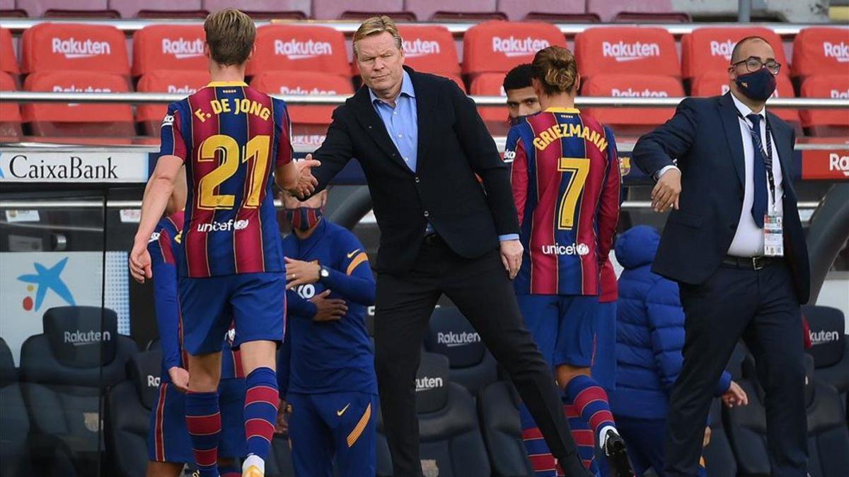 Koeman, felicitando a sus jugadores tras el clásico