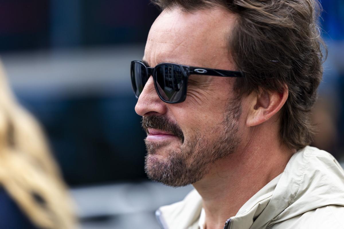 Montreal (Canada), 12/06/2025.- Aston Martin driver Fernando Alonso of Spain arrives in the paddock on media day for the Formula 1 Grand Prix of Canada at the Circuit Gilles-Villeneuve in Montreal, Canada, 12 June 2025. The 2025 Canadian Grand Prix will take place on 15 June 2025. (Fórmula Uno, España) EFE/EPA/SHAWN THEW