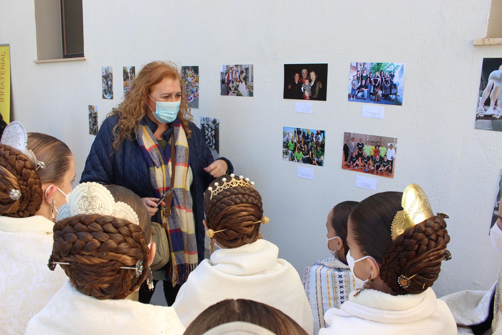 Falleras mayores y cortes recuperan el moño único... y unos segundos sin mascarilla