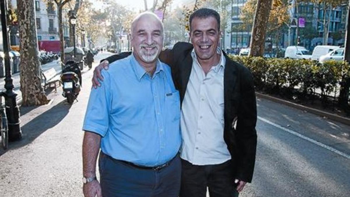Amigos 8 El israelí Nir Oren (izquierda) y el palestino Mazen Faraj, ayer, en Barcelona.