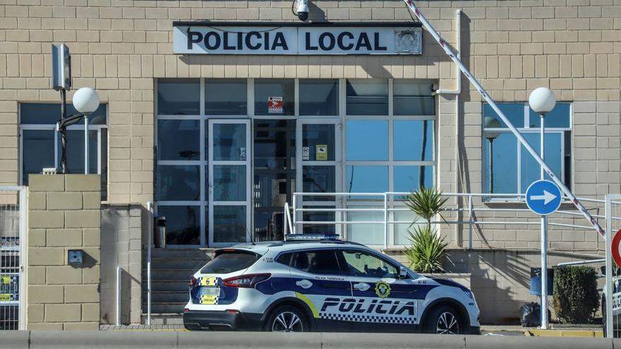 Torrevieja desoye al Consell y tramita la estabilización de 43 policías interinos sin cumplir los requisitos