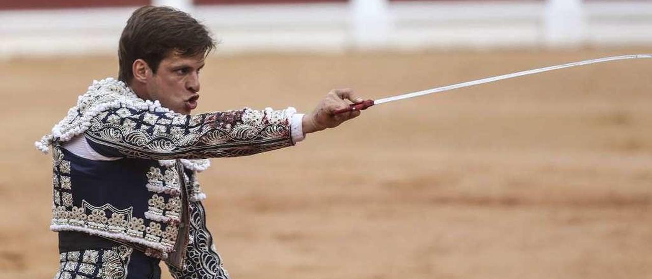 Julián López, &quot;El Juli&quot;, perfilándose para entrar a matar el toro en su última actuación en El Bibio.