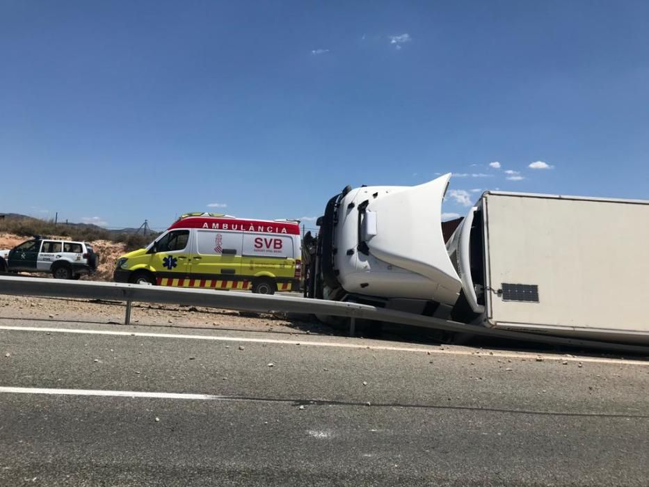 Un herido en el vuelco de su camión en la autovía A-31 a la altura de Sax