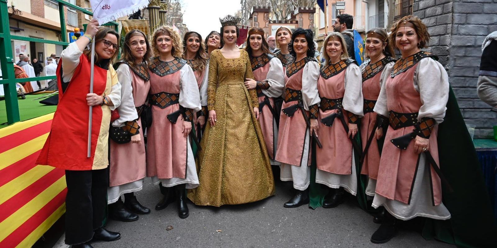 Ordre Bellatora, la sección femenina de la Germandat del Cavallers de la Conquesta, junto con Na Violant en la Cabalgata del Pregó, que se celebró ayer.