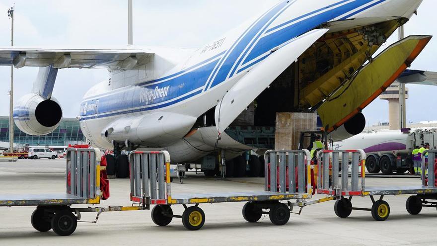 Llegada al aeropuerto de Palma de un cargamento de material sanitario durante la pandemia.