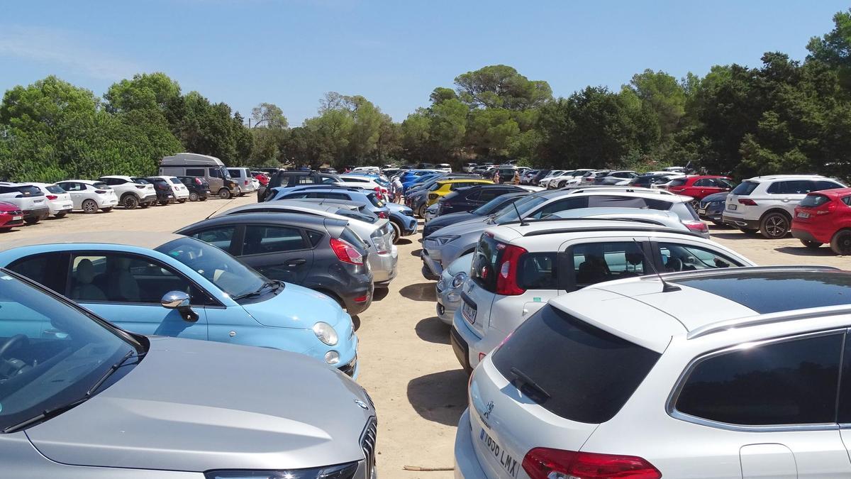 Saturación de coches en un espacio natural de Ibiza