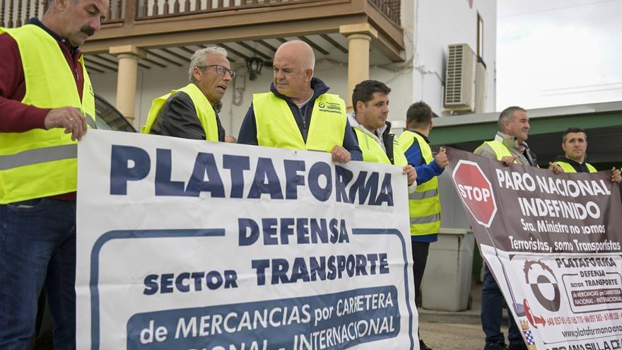 El sector del transporte canario pacta una huelga indefinida desde el lunes