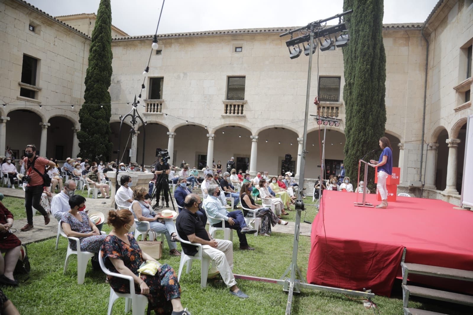 Carmen Calvo asiste a la entrega del premio Maria Plaza del PSIB-PSOE en Inca