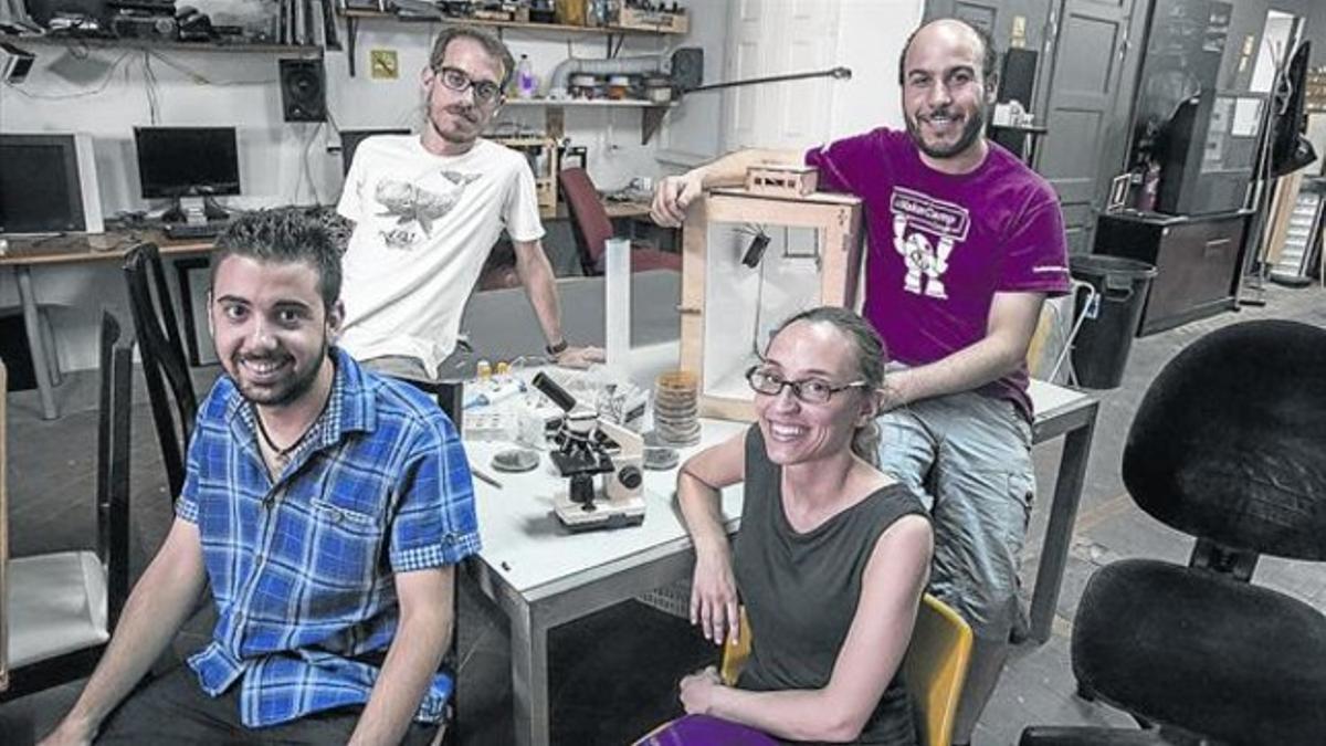 Los 'biohackers' José Huertas, Álvaro Jansà, Núria Conde y Esteban Giménez, de izquierda a derecha, en Made Makerspace, en Barcelona.
