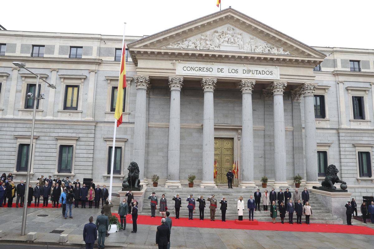 La presidenta del Congreso, Meritxell Batet (c-i) y el presidente del Senado, Ander Gil (c-d) asisten al izado de bandera junto con autoridades militares (i) y políticas (d) a las puertas del Congreso durante la Conmemoración del aniversario de la Constitución en Madrid. 