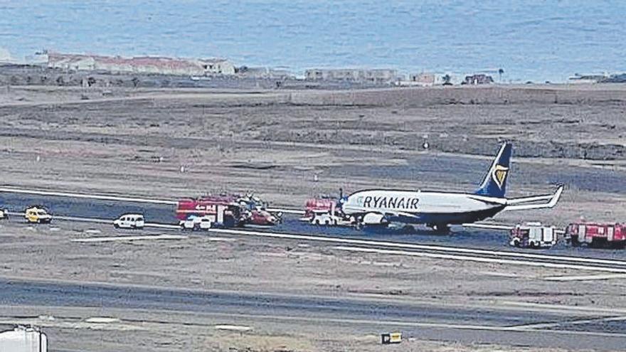 Un avión de Ryanair bloquea la pista del aeropuerto tras abortar su despegue en Canarias