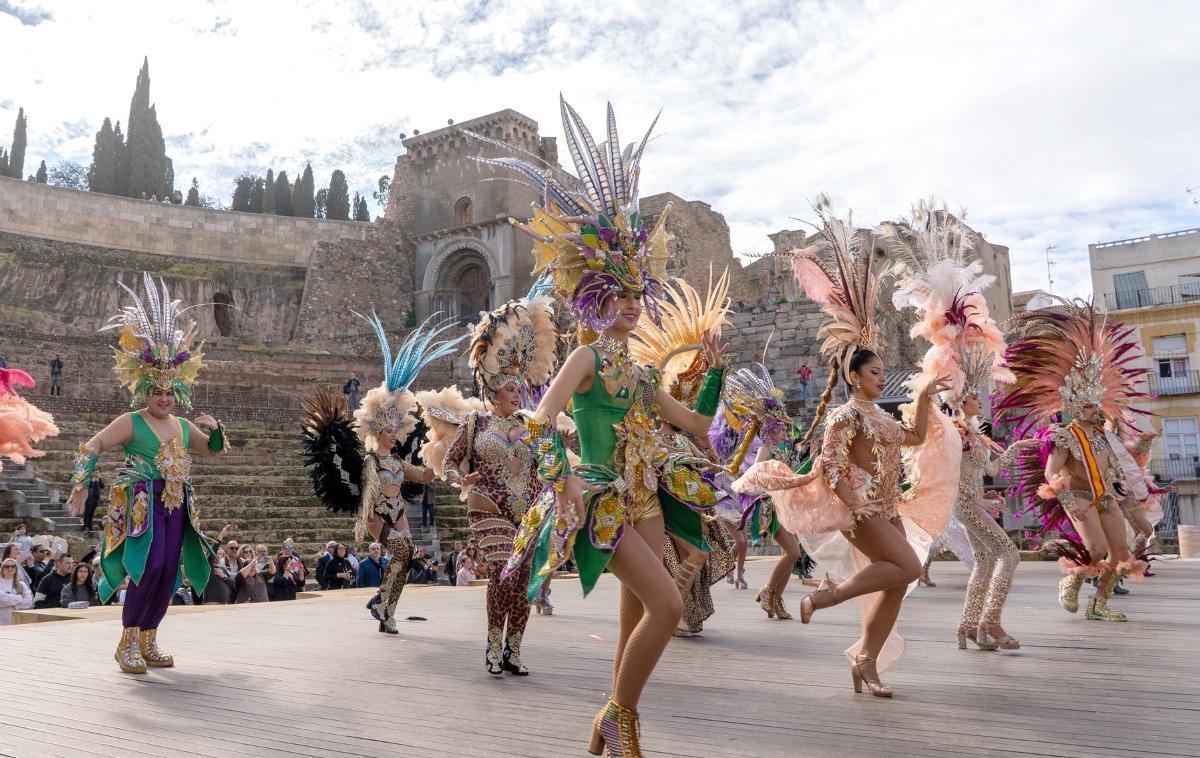 Actuación de bailes de grupos coreográficos durante la presentación del Carnaval de Cartagena