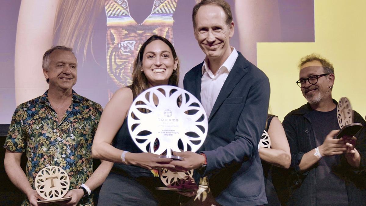 Miquel Torres Maczassek entrega el trofeo del Torres Brandy Zero Challenge a la 'bartender' Camila Flechas, de Alquímico (Cartagena de Indias).