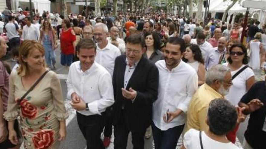 El presidente de la Generalitat, ayer, junto al alcalde de Xàtiva recorre la Fira de Xàtiva.