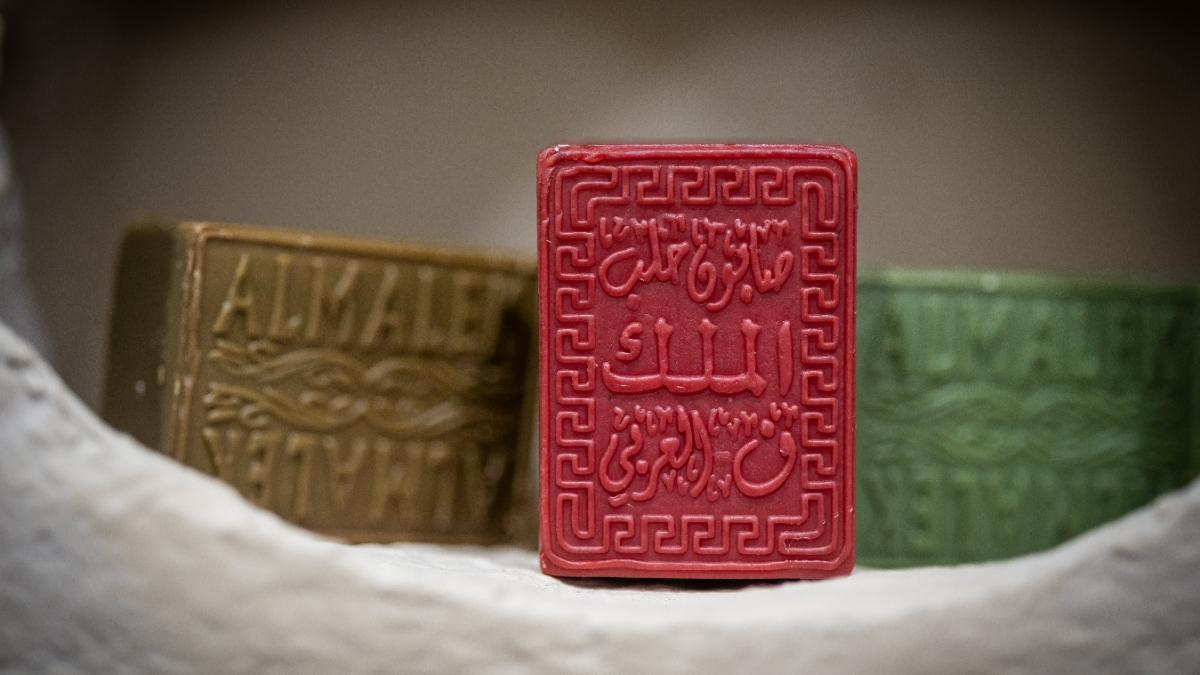 El jabón de Alepo, elaborado con aceite de oliva y laurel, protagoniza la experiencia del baño.