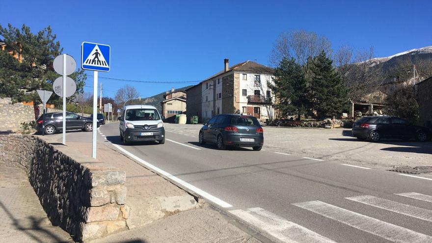 L’accés principal al nucli urbà de Prats, creuat per la carretera, que es renovarà | MIQUEL SPA