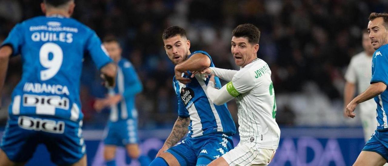 Javi Flores, en una acción del encuentro entre el Córdoba CF y el Deportivo, el sábado, en Riazor.