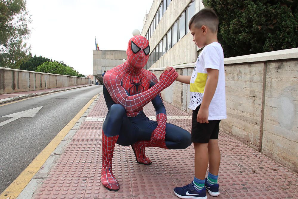 Eduardo Rodríguez recorre las plantas de oncología vestido de Spiderman.