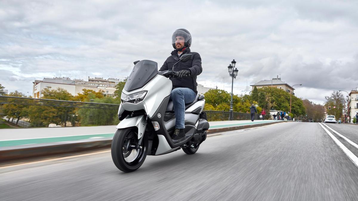 La DGT se prepara para legalizar la circulación por arcenes en moto