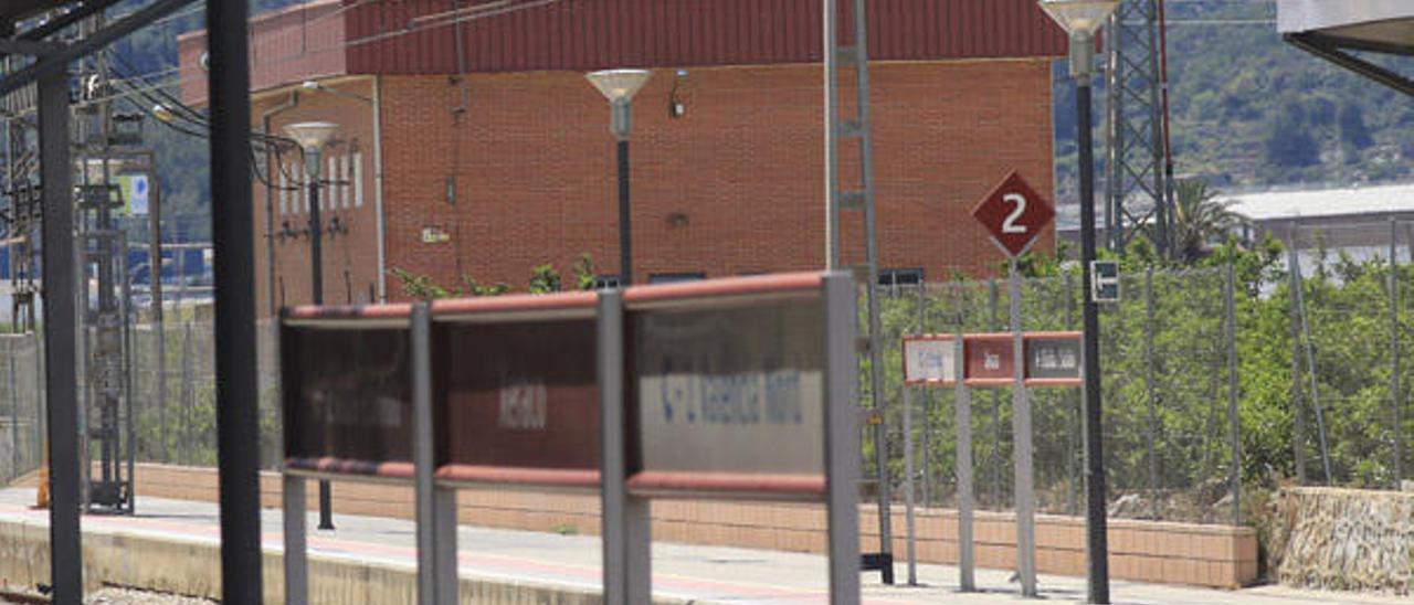 Herido grave un trabajador de Renfe al electrocutarse en la estación de Xeraco