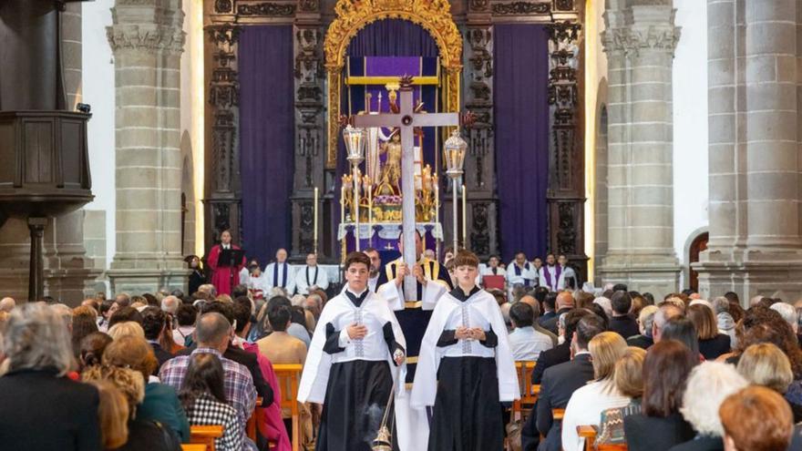 Un momento del Vía Crucis Magno celebrado ayer. | E. D.