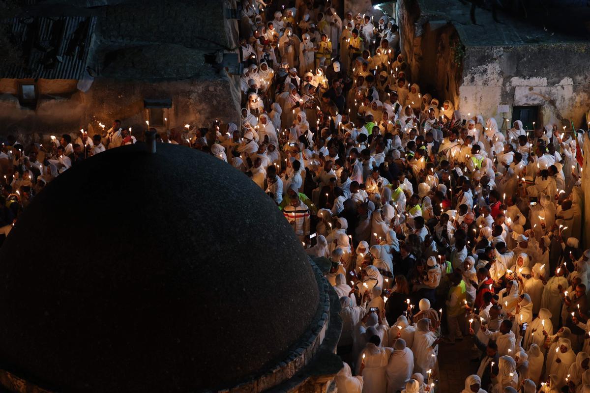 Cristianos ortodoxos celebran “Fuego Sagrado” en Jerusalén. eregrinos cristianos ortodoxos sostienen velas durante la ceremonia del Fuego Sagrado, un día antes de la Pascua ortodoxa, el sábado 15 de abril de 2023 en la Iglesia del Santo Sepulcro en la Ciudad Vieja de Jerusalén, donde muchos cristianos creen que Jesús fue crucificado y enterrado antes de resucitar.