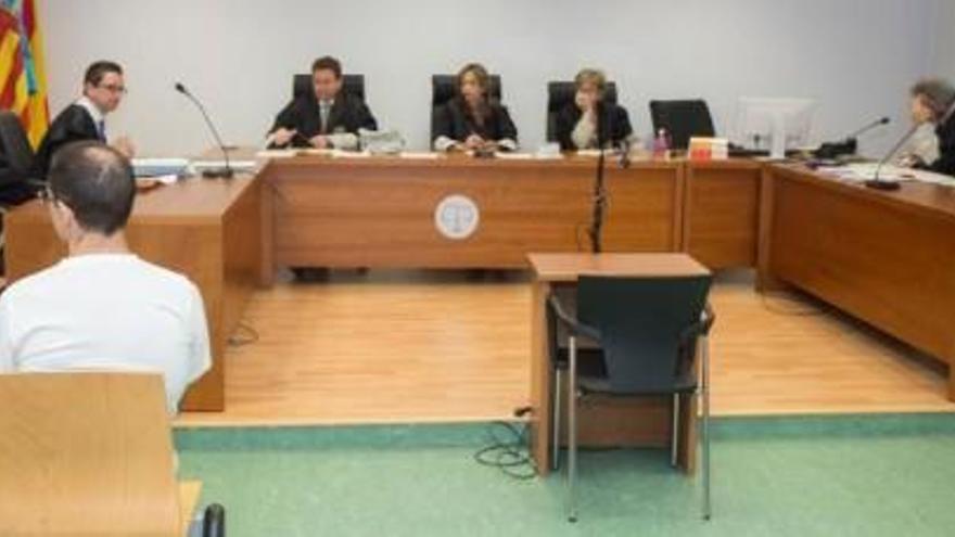 Condenan a un profesor de la Escuela Oficial de Idiomas de Alicante a 22 años y medio de cárcel por inducir a la prostitución a menores