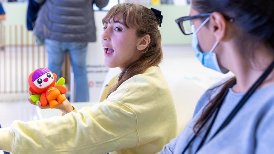 Una muñeca solidaria para combatir las enfermedades raras en los niños