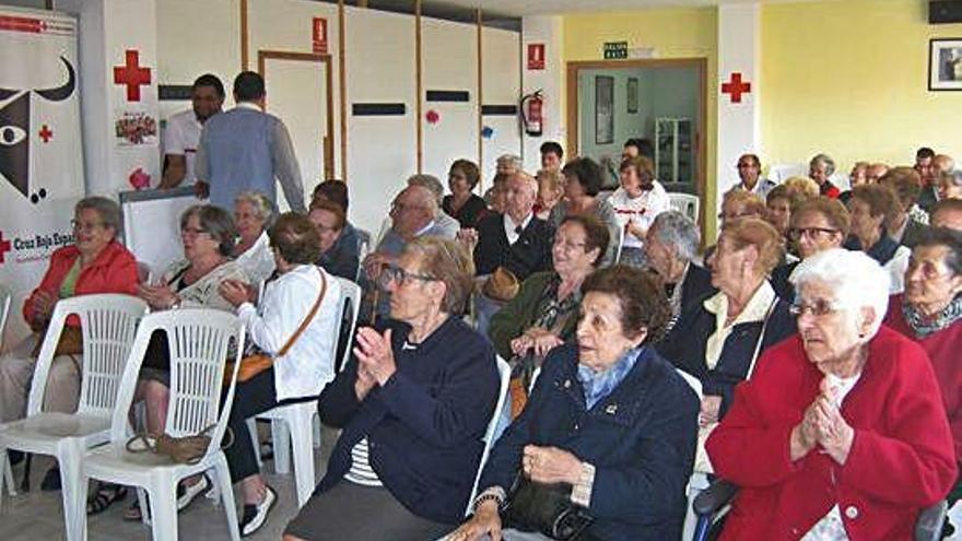 Usuarios de Cruz Roja participan en la Semana de Mayores.