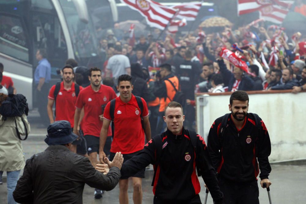 Centenars d'aficionats reben al Girona sota la pluja