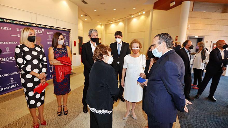 Carmen Escanellas habla con Javier Moll y Arantza Sarasola, presidente y vicepresidenta de Prensa Ibérica. 