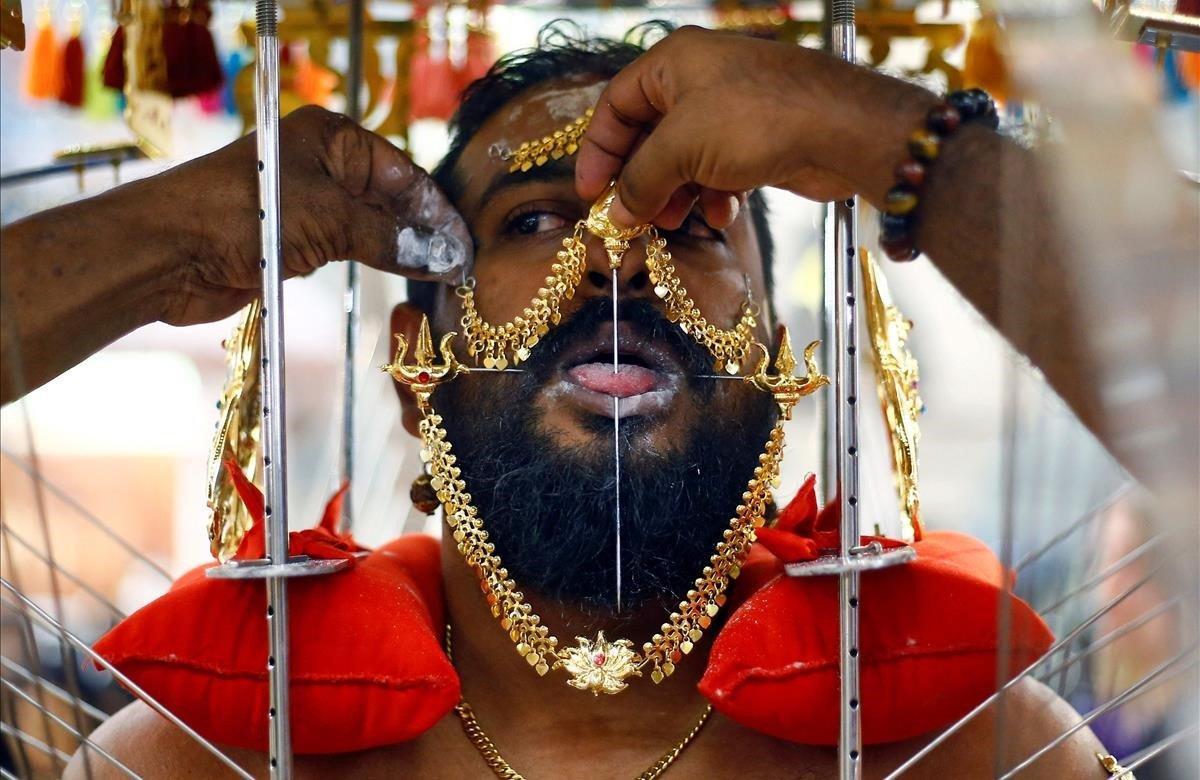 Un devoto tiene su lengua perforada durante el festival de Thaipusam en Singapur. Thaipusam es un festival hindú que se celebra en el día de la luna llena durante el mes del calendario Tamil de Tailandia.