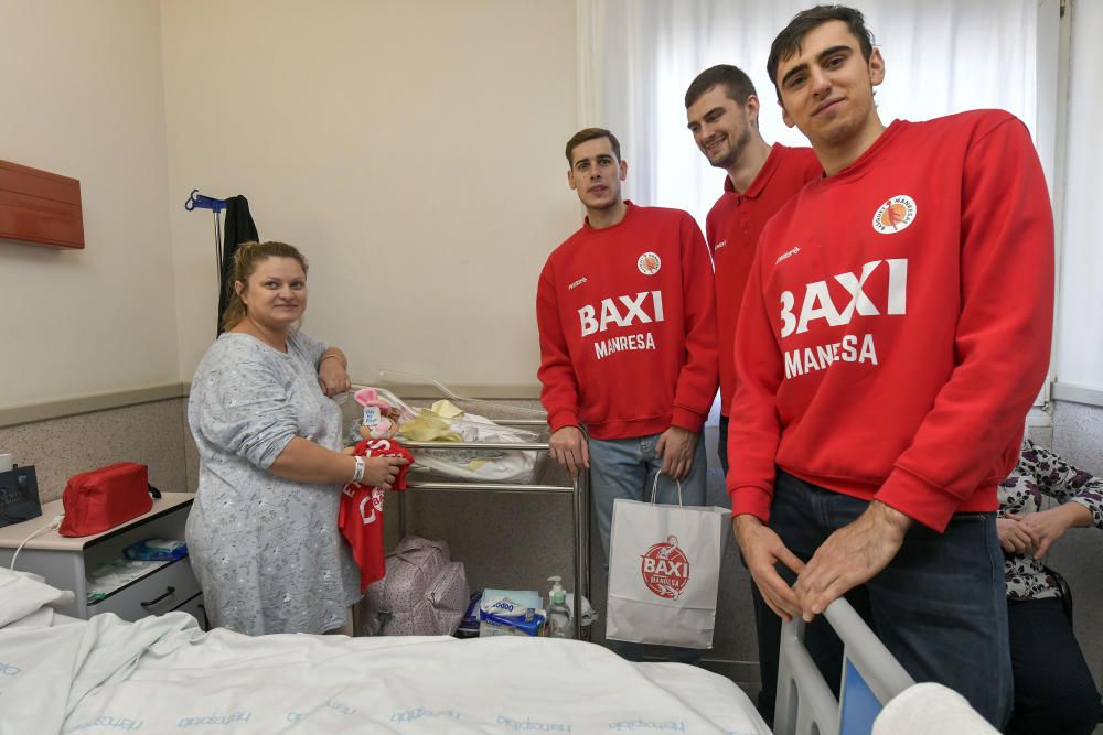 La visita dels jugadors del Baxi a la planta de pediatria de Sant Joan de Déu