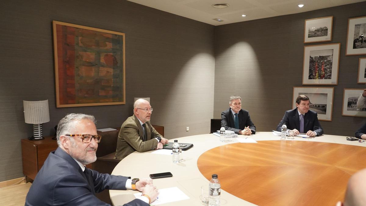 El ofrecimiento de Vox al PP cambia las bazas para la votación del ...