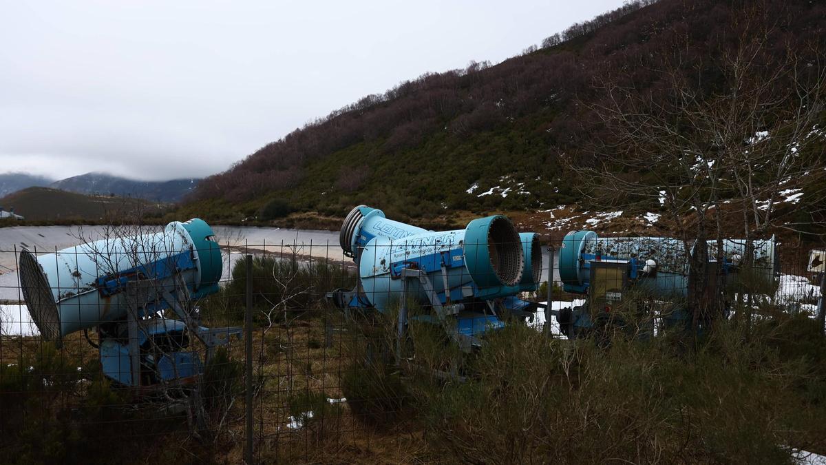 Cañones de nieve fuera de servicio en Pajares.