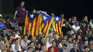 Varios aficionados azulgranas exhiben sus ’estelades’ en el estadio Dinamo Arena de Tiflis (Georgia), escenario de la final de la Supercopa de Europa.