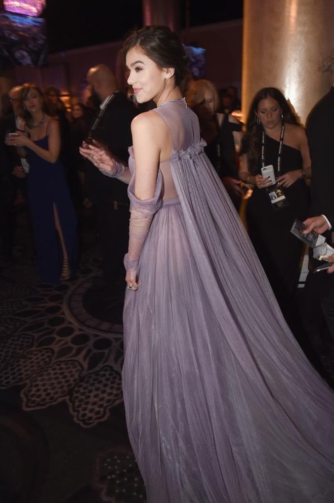 Mejor vestidas de los Globos de Oro 2017, la capa etérea de Hailee Steinfeld
