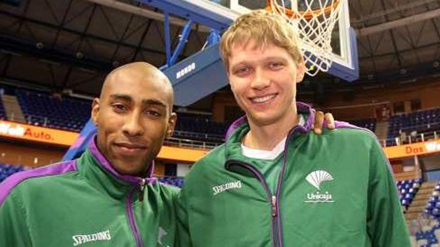 Jayson Granger y Mindaugas Kuzminskas, ayer, justo antes del entrenamiento en el Carpena.