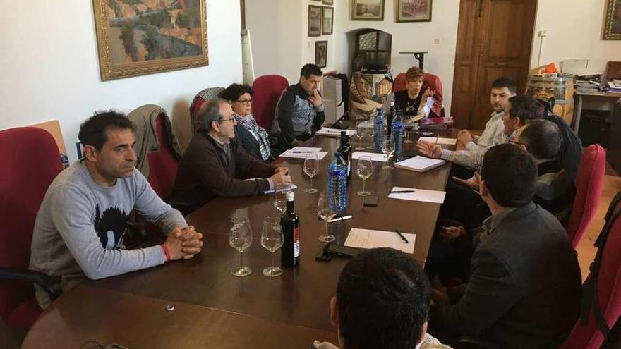 Miembros de la junta directiva de la asociación de la Ruta del Vino, durante la primera reunión.