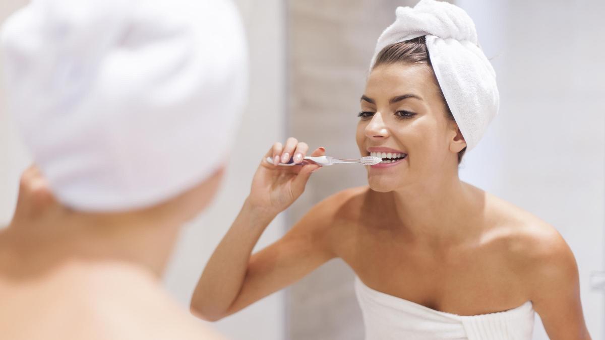 Mantener un escrupuloso cepillado de los dientes al menos dos veces al día con pasta fluroada es imprescindible.