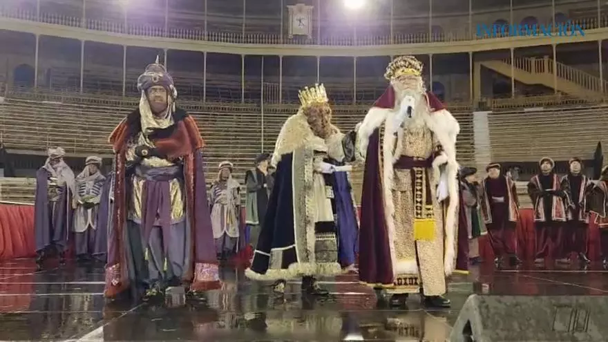 La lluvia no empaña la magia en la recepción de los Reyes Magos en la plaza de toros de Alicante