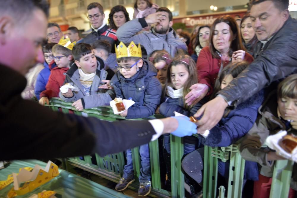 Roscón para todos en la Plaza del Ayuntamiento de Cartagena