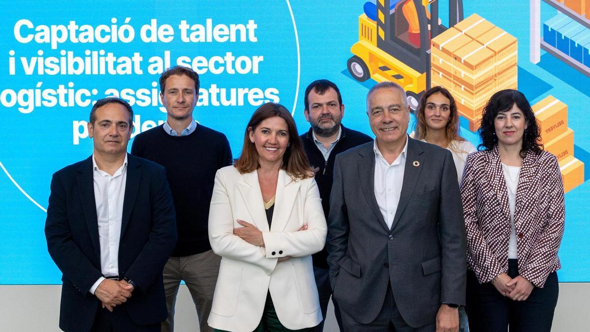 Los participantes de la mesa redonda posando para una foto de familia.