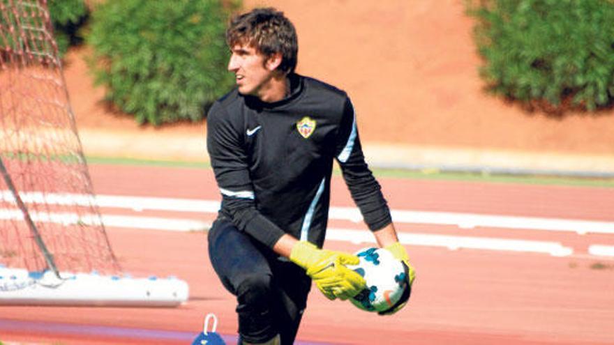 Julián Cuesta, en un entrenamiento con el Almería.