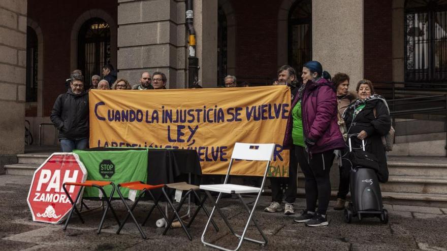 Concentración de apoyo a la familia celebrada ayer ante el Ayuntamiento.